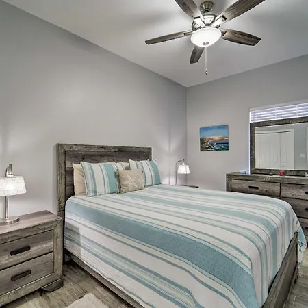 Island Retreat With Pool Access - 1 Block To Beach!